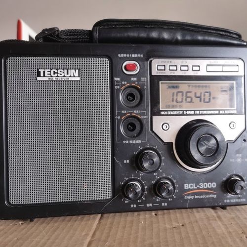 德生收音机bcl3000,正常使用的,不是新的,缺两个扭,介意勿拍