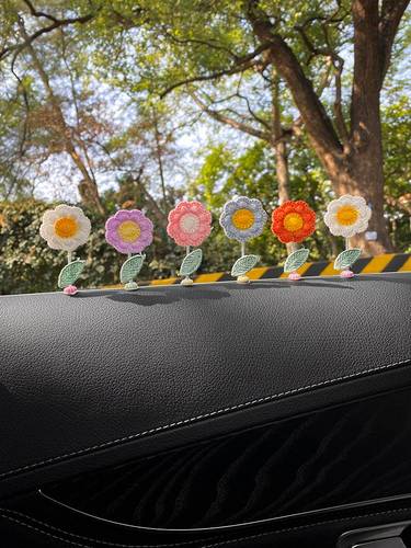 汽车窗边中控台仪表台装饰摇头小花朵摆件可爱治愈系小清新