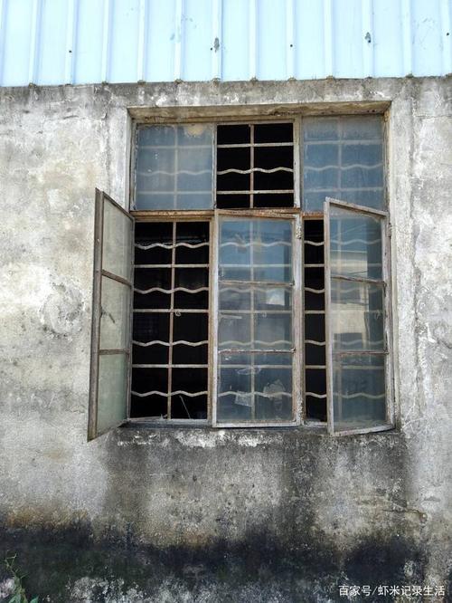 广州某工厂,废弃物一堆,铁窗都生锈了,只剩下一座废旧的厂房