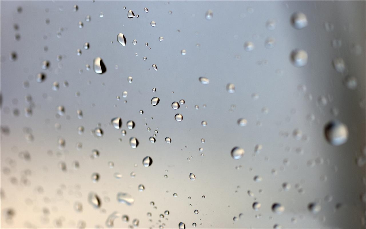 玻璃上的雨滴背景高清桌面壁纸