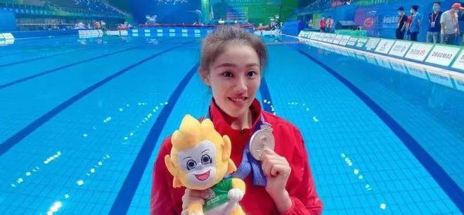 申请入驻>向玢璇1998年生,2013年3月正式成为四川省花样游泳运动员