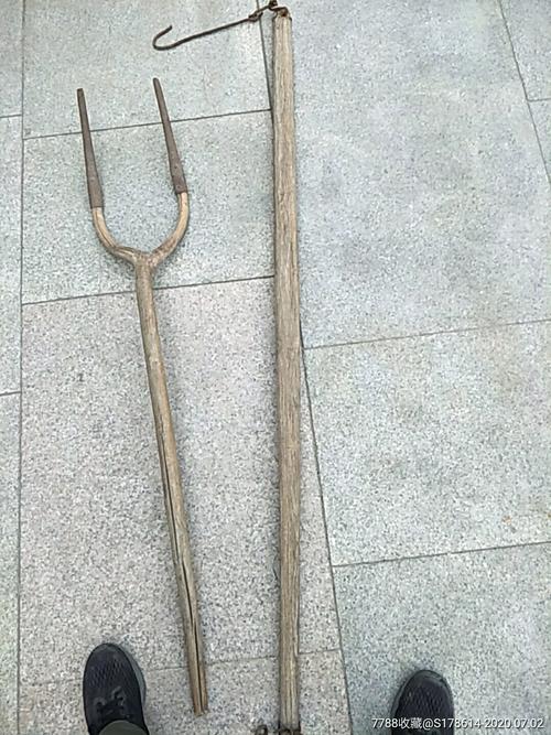 两样老农具:担正和叉子-农用工具-7788收藏