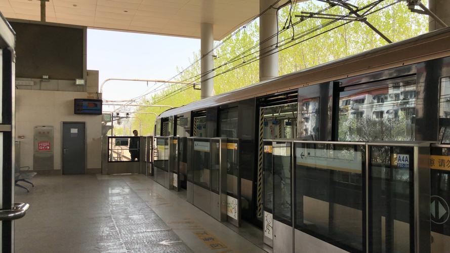 南京地铁10号线 香槟鱼 小行站 安德门方向出站