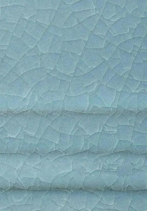 冰裂纹,在生活中十分常见,它们通透而空灵,与玻璃或水晶的纹理和谐
