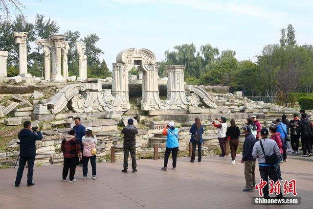 10月18日,游客在北京圆明园遗址公园内参观大水法.