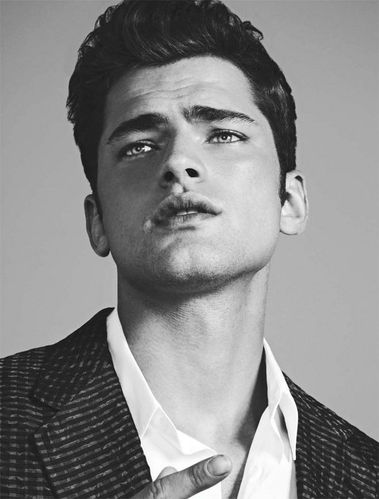 【editorial】sean opry stuns in louis vuitton for august man