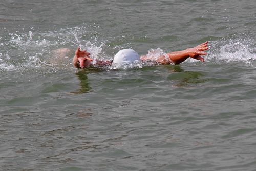 黄河岸爱好游泳的男人们
