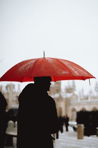 撑着伞的人图片下雨天,人们都会打一把伞出门,撑着伞行走,以免被雨打