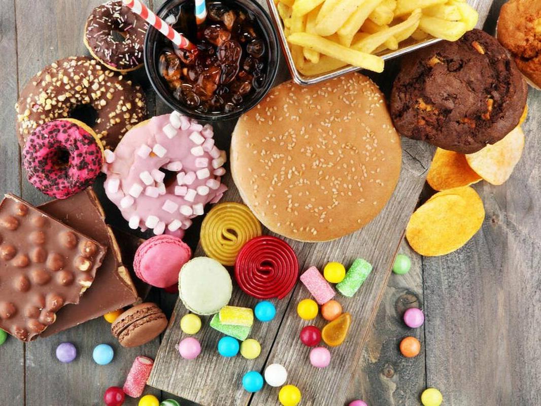 1,高糖食物  高糖食物,如糖果,巧克力,糕点和甜饮料,可能是我们讼老