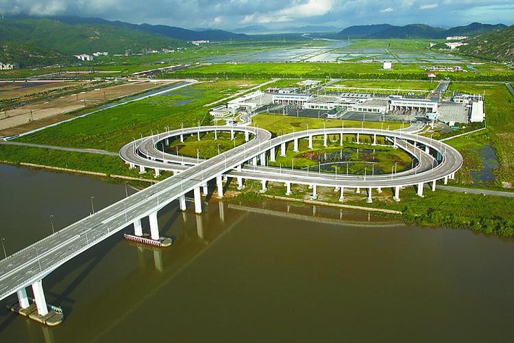  p>莲花大桥(英文:lianhua bridge;葡萄牙文:ponte flor de lotus),是