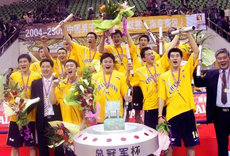 2003-2004赛季广东宏远的第一座总决赛冠军鼎20