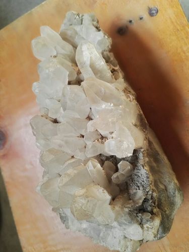有谁知道这样的天然白水晶晶簇值钱吗?