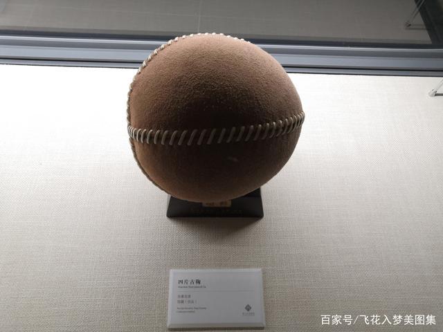 鞠是外面包上皮革,里面装满米糠的球,蹴鞠就是古代人用脚踢皮球的活动