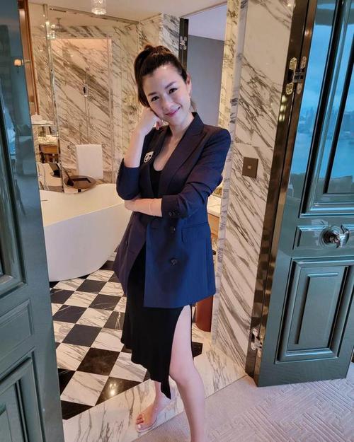 41岁陈茵媺晒照西装配短裙大秀长腿被老公陈豪搂腰显甜蜜