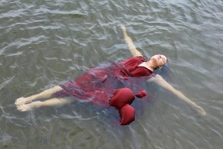 五红水年轻美女穿红裙子躺在室外水淹死照片