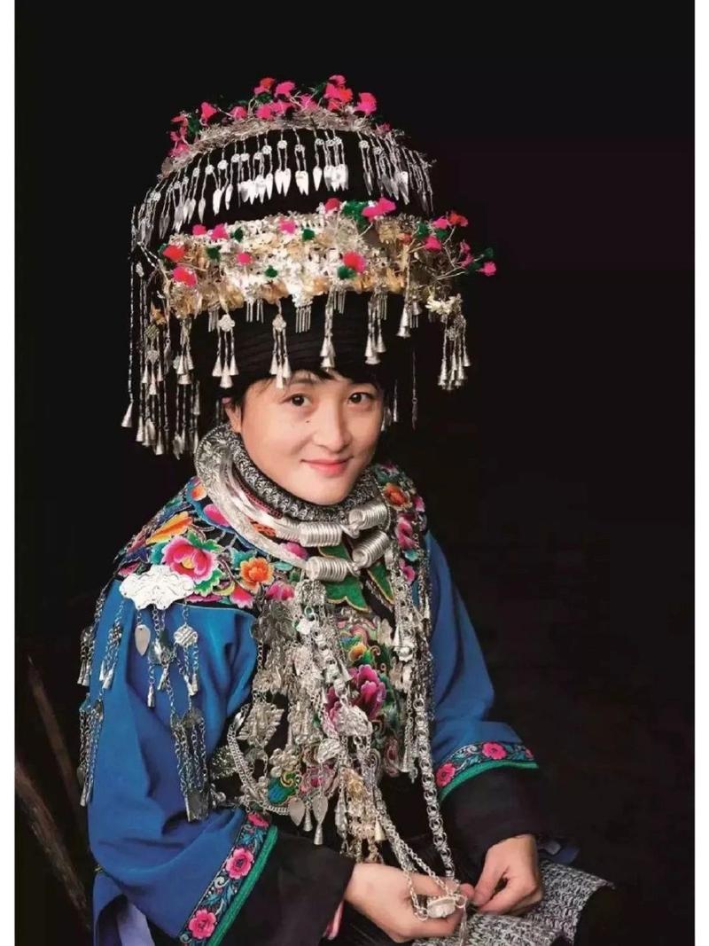 湖南湘西凤凰苗族服饰 凤凰苗族传统盛装简要概述就是:头上高耸筒状