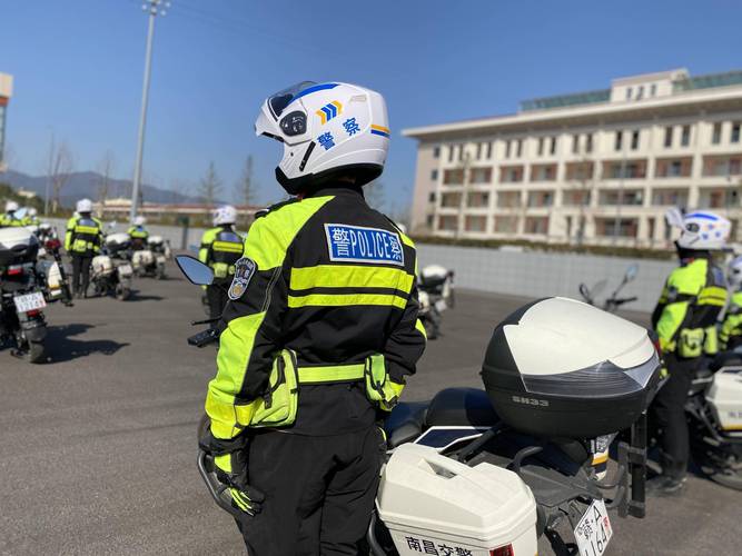 南昌交警装配新式250型警用摩托车 道路巡航如虎添翼