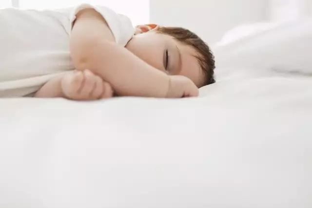 侧睡—身体自由,不易窒息