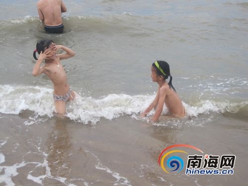 海口白沙门海滩溺亡高发区 父母带儿玩称不危险