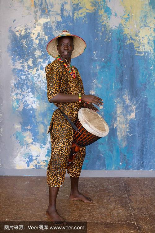穿着传统服装的非洲人在打djembe鼓