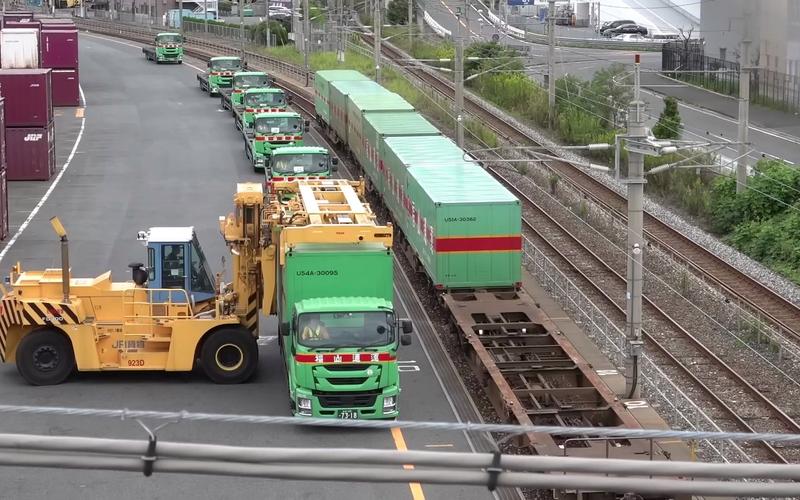 日本北九州铁路货柜转运卡车作业