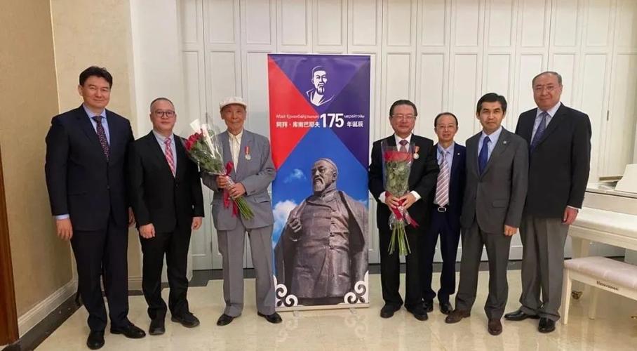 中国翻译家米吉提,哈焕章喜获哈萨克斯坦共和国二级友谊勋章
