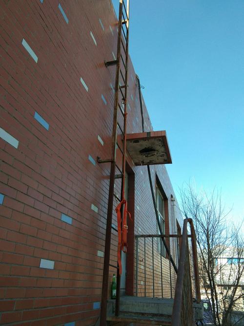 给食堂外墙的爬梯安装了安全带,确保室外作业人员的安全