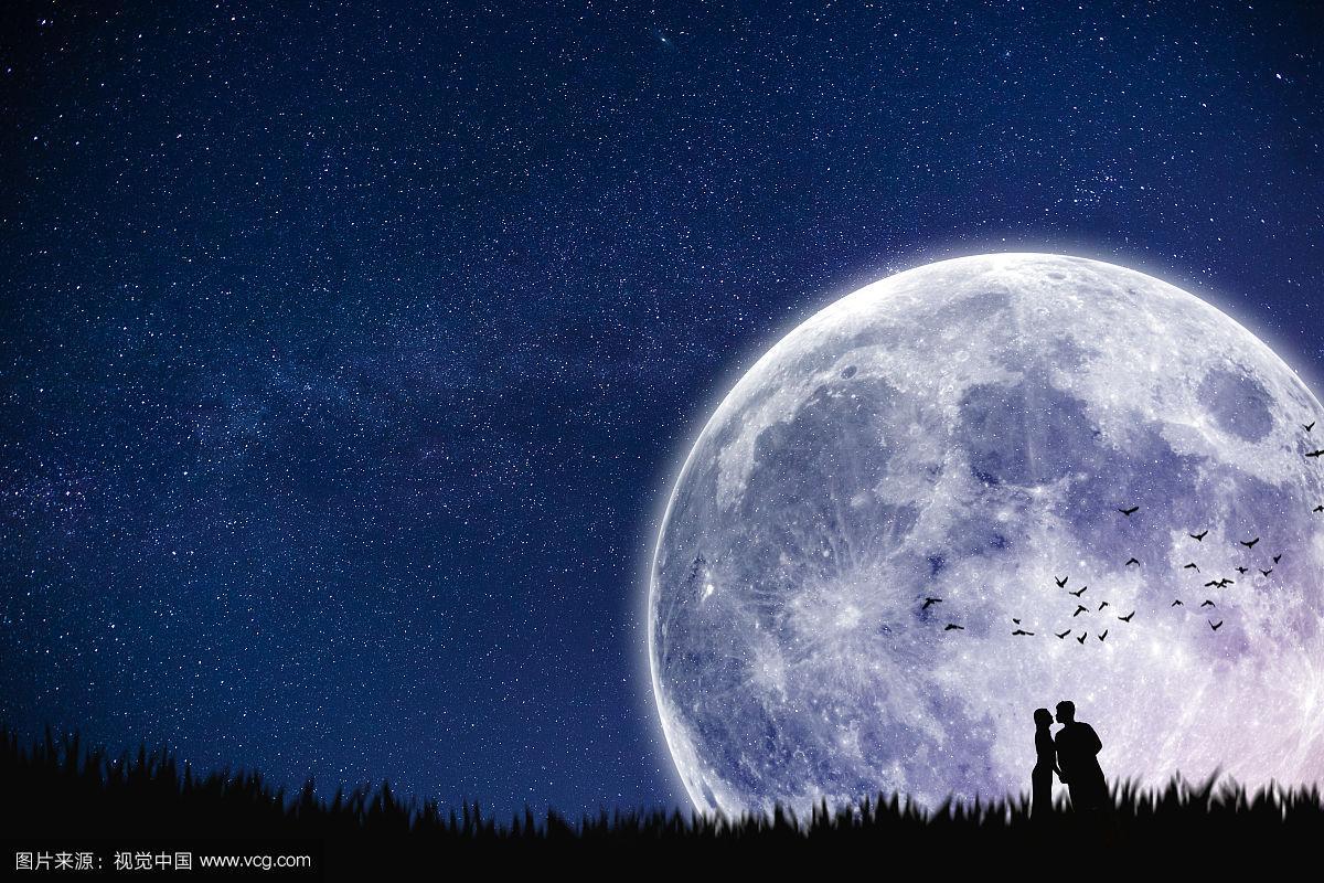月亮下亲吻的情侣