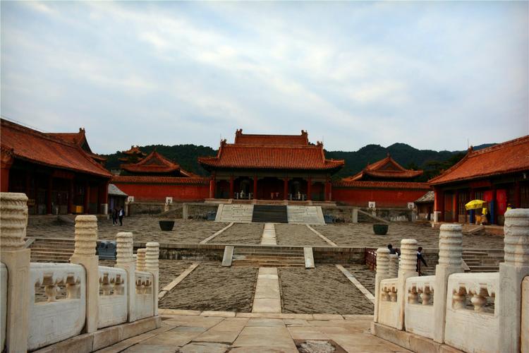 清朝灭亡100多年,为什么清皇陵仍有人守墓,谁给他们发工资?