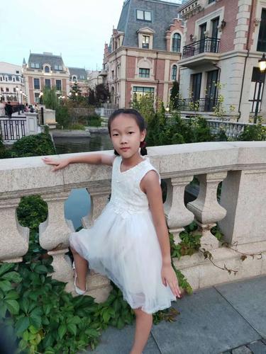 我是一名小小少年张维爽,今年11岁,是一个汉族的小姑娘