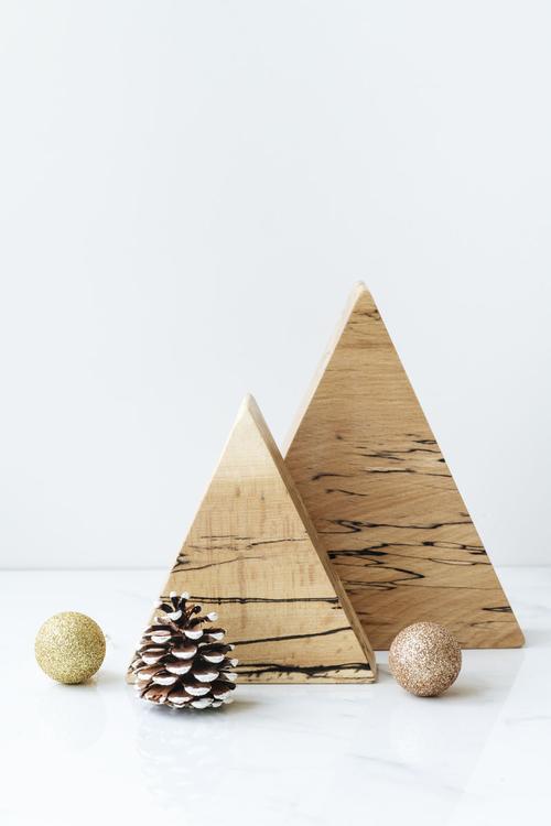 桌子上的三角形木制圣诞装饰品