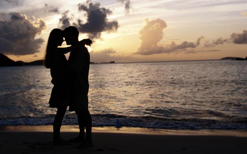 羡慕那些甜蜜温馨的爱情,看着那拥抱在夕阳下,在海边的情侣们,幸福总