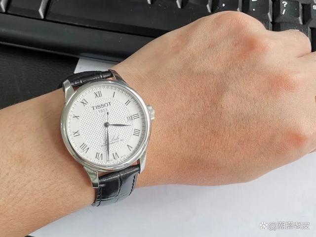 一块精美的手表不仅可以看时间,而且能够更好地彰显男士腕间的魅力