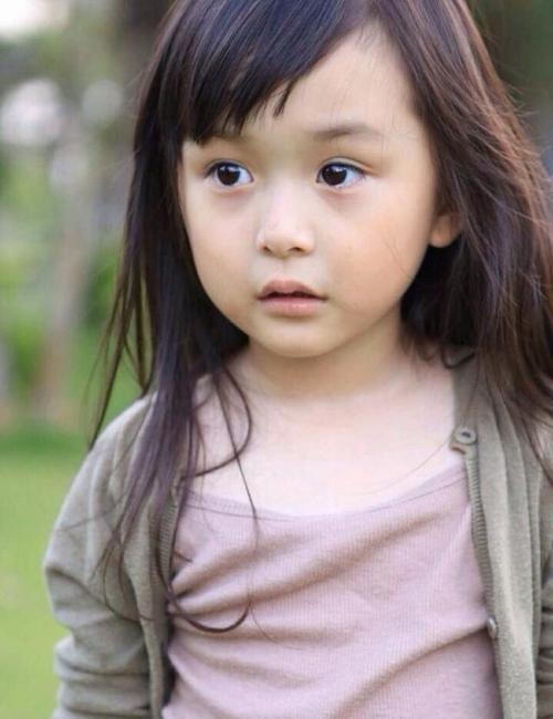 刘楚恬,这位小女孩,在2岁的时候,就拥有甜美可爱的外貌,已经成功参演