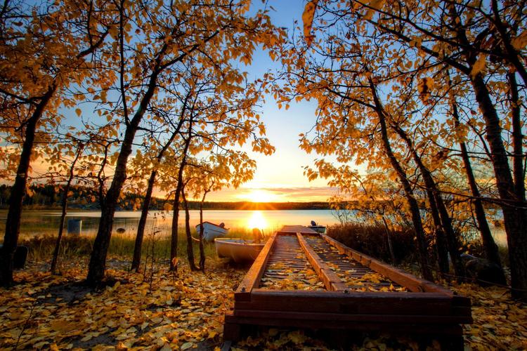 秋天的太阳在江岸高清桌面壁纸:宽屏:高清晰度:全屏