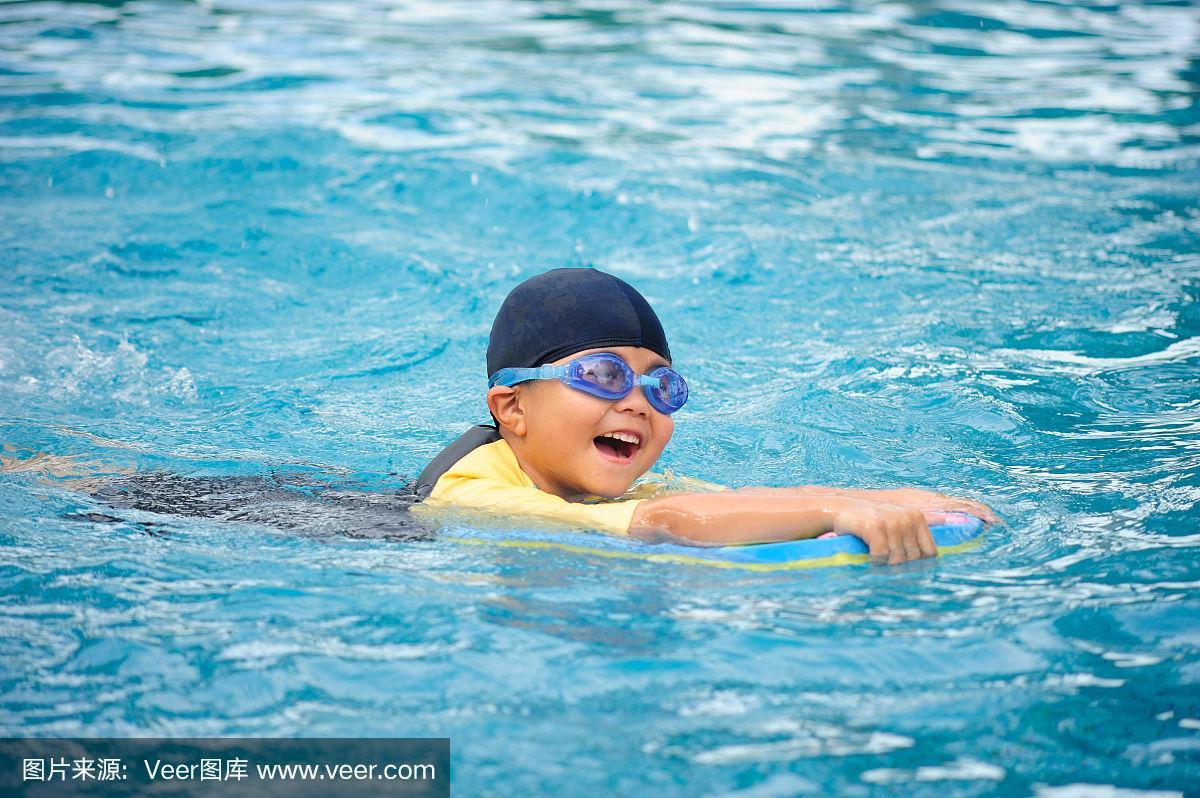小男孩练习游泳