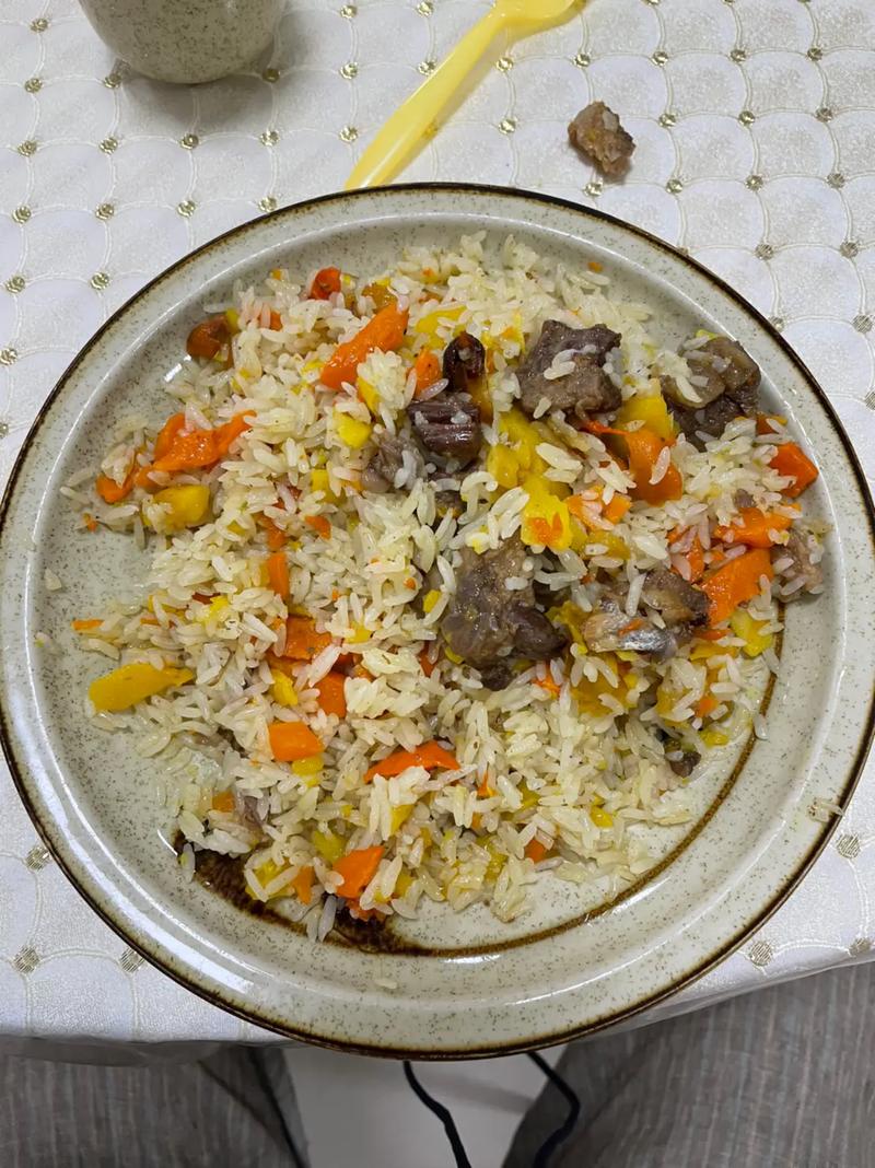 新疆美食:不只是图片中的手抓饭,馕坑肉,烤羊排,还尝了拌面, - 抖音