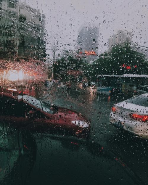 下雨的街头