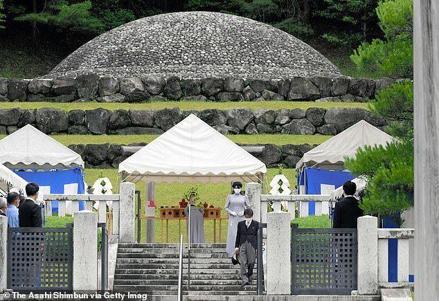 日本皇室成员在家族陵墓和皇宫举行仪式纪念香淳皇后逝世20周年.