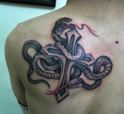 肩背一幅十字架蛇纹身图案
