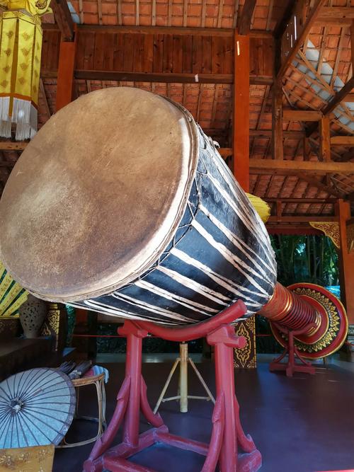 象脚鼓是傣族的重要民间乐器,因鼓身形象似象脚而得名.