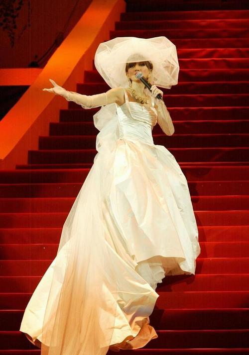 梅艳芳在《manhattan梅艳芳经典金曲演唱会》中,穿上这套婚纱!
