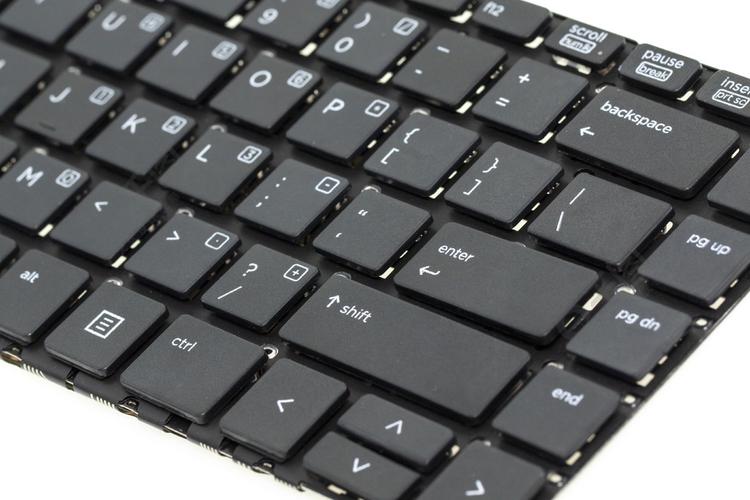 孤立在白色背景上的黑色电脑键盘的图像