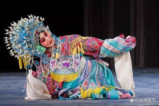 京剧:中国四大国粹之一,是中国影响最大的戏曲剧种,分布地以北京为