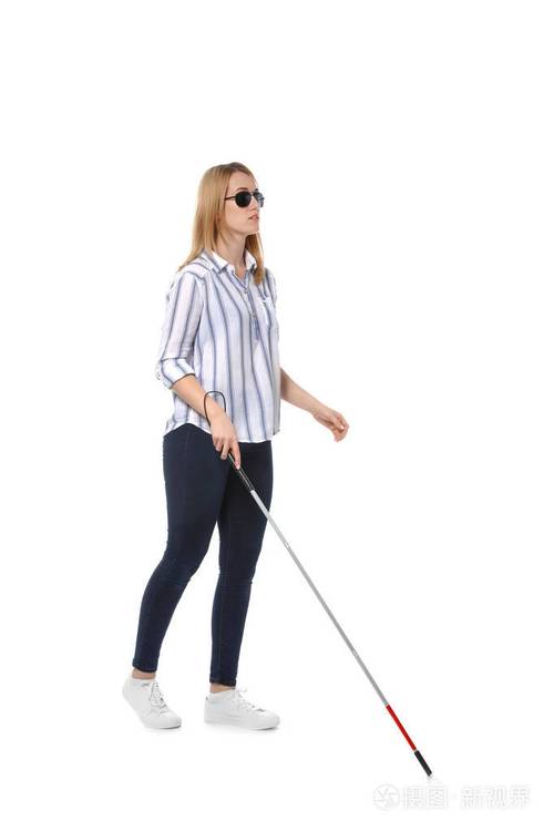 戴墨镜的盲人妇女白底拄着拐杖