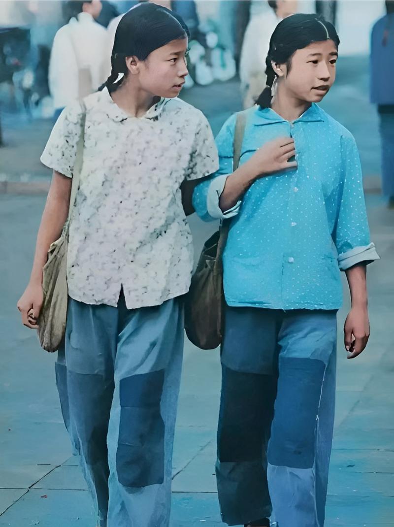 20世纪60年代,两个年轻的女孩走在放学的路上,穿着朴素的衣服,向一边