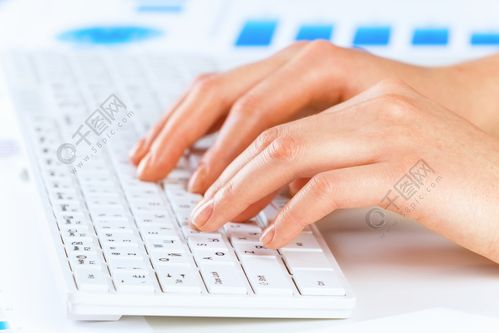 打字工作在键盘上打字的女性手的特写
