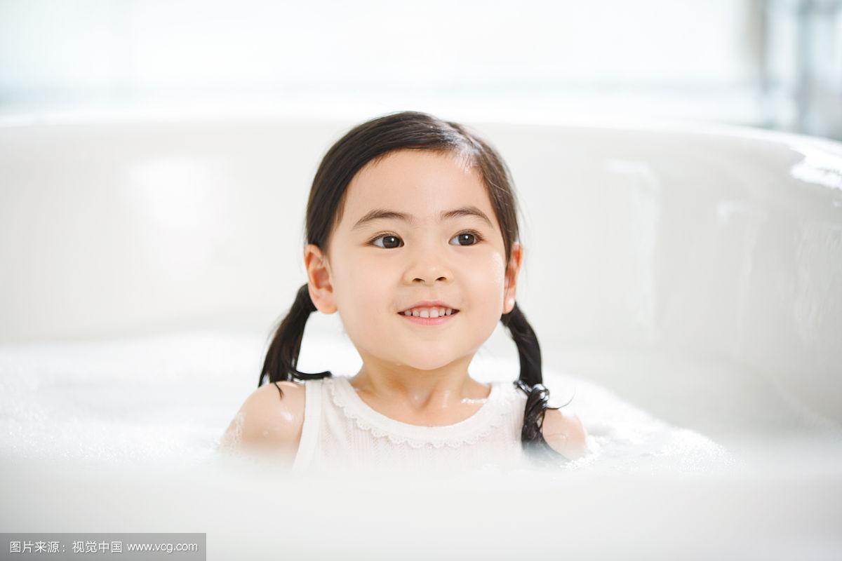 可爱的小女孩在洗澡