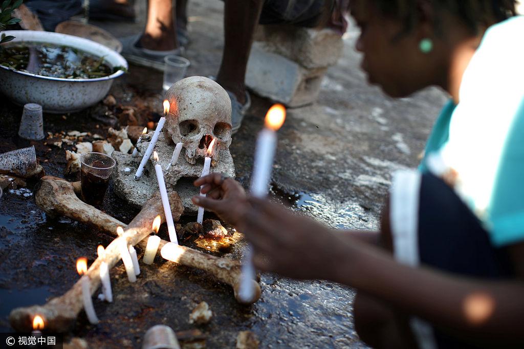 海地巫毒教信徒庆祝"亡灵节" 掘坟挖骨跳大神