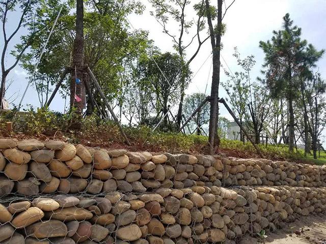 石笼网挡土墙防护工程是一种将蜂巢形格宾网片拼装成箱笼,并装入块石